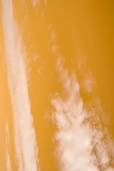 Nubes Blancas Con Cielo Naranja Filtro Infrarrojo — Foto de Stock