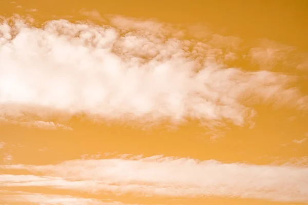Fehér Felhők Narancssárga Égbolttal Infravörös Szűrő — Stock Fotó