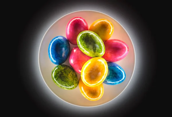 Huevos Pascua Coloridos Plato Blanco —  Fotos de Stock