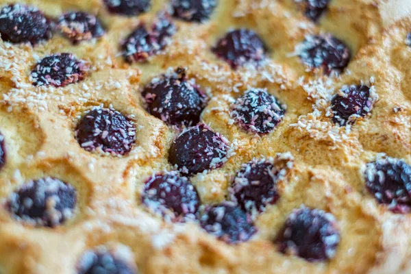 Üstünde kiraz olan taze kek.