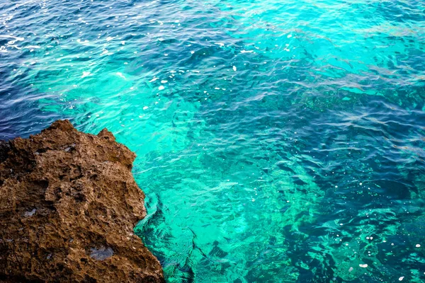 岩石和透明的蓝色水 — 图库照片