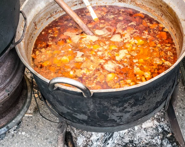 Comida Tradicional Romena Preparada Caldeirão Fogo Aberto — Fotografia de Stock