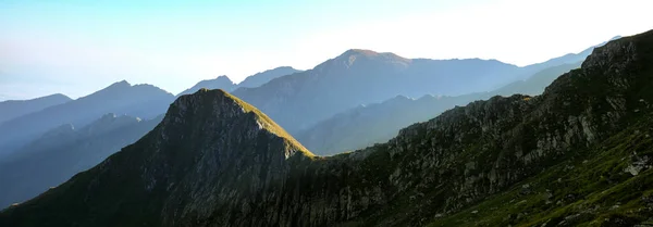 Wschód Słońca Wzgórzu Fagaras Rumuński Krajobraz Górski Wysokimi Szczytami Powyżej — Zdjęcie stockowe