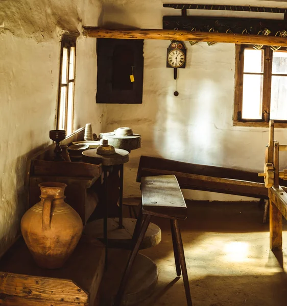 Sibiu şehri, Romanya - 17 Ağustos 2019. Kırsal mobilya ve dekorasyonlu geleneksel Romen halk evleri. Geleneksel Halk Uygarlığı Astra Müzesi, Sibiu