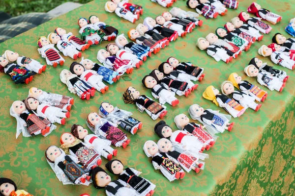 Sibiu, Romanya - 17 Ağustos 2019. Romanya 'nın Sibiu kentindeki Popüler Yaratıcılar Fuarı kapsamında Romen zanaatkarların çevre dostu malzemelerinden yarattığı çeşitli el yapımı eşyalar.