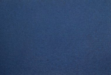 Kalıplı yüzeyi olan yoğun bir endüstriyel kağıt tabakası.