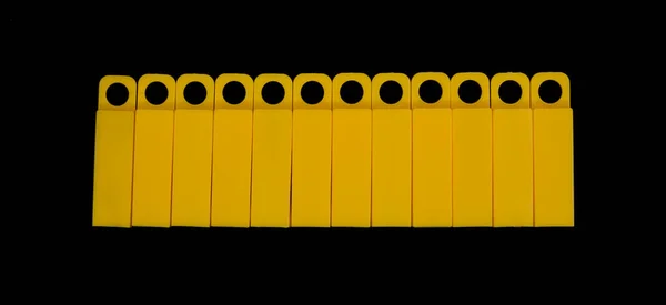Siyah Arkaplanda Soyut Sarı Plastik Şekil — Stok fotoğraf