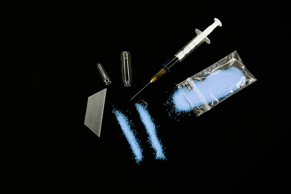 Blauwe Drugslijn Met Injectiespuit Gebroken Ampul Zwarte Achtergrond — Stockfoto