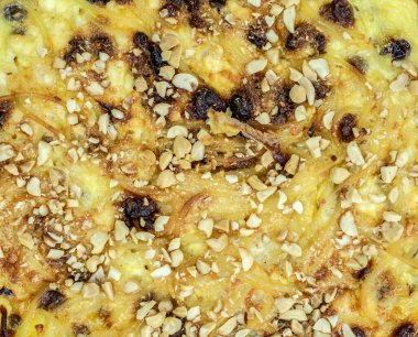 Peynirli makarna, kuru üzüm, fındıklı yumurta peynirli makarna ve fındıklı yumurta.