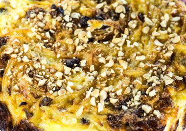 Peynirli makarna, kuru üzüm, fındıklı yumurta peynirli makarna ve fındıklı yumurta.