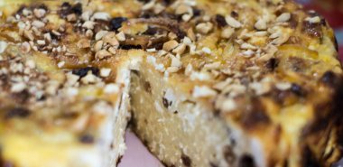 Peynirli makarna, kuru üzüm, fındıklı yumurta peynirli makarna ve fındıklı yumurta.