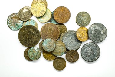 Beyaz arkaplanda eski oksitlenmiş paralar