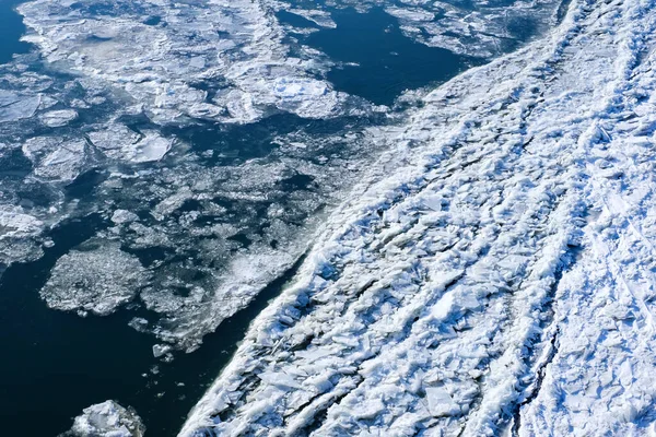 Bahar Zamanı Nehirde Yüzen Buz Kütlesi — Stok fotoğraf
