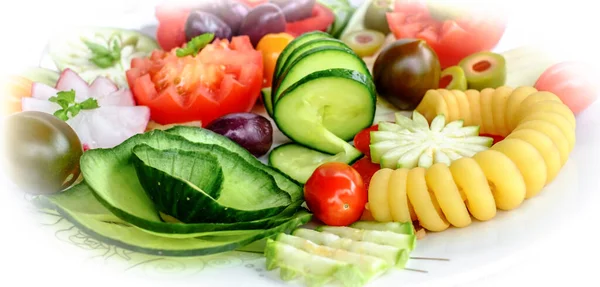 Plaat Van Vegetarisch Ontbijt Voedsel Met Komkommer Tomaat Groene Olijven — Stockfoto