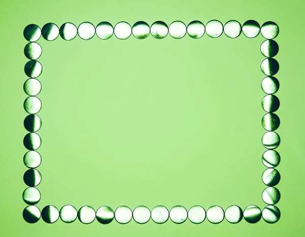 Прямоугольная Рама Круглых Металлических Колпачков Зеленом Фоне — стоковое фото