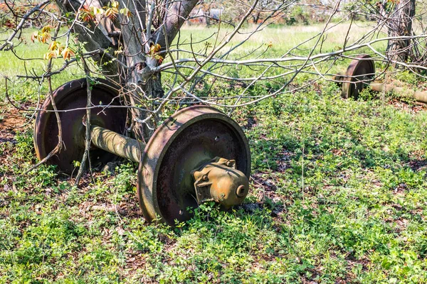 田舎のラスティと放棄された列車の車輪 — ストック写真