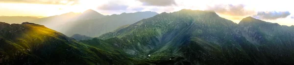 Wschód Słońca Wzgórzu Fagaras Rumuński Krajobraz Górski Wysokimi Szczytami Powyżej — Zdjęcie stockowe