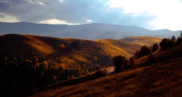 Soleil Crépuscule Travers Les Nuages Sur Les Collines Montagnes Cindrel — Photo