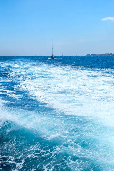 Hızlı Hareket Eden Motorlu Teknenin Arkasındaki Yüzeyinde — Stok fotoğraf