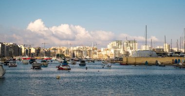Sliema, Malta - 15 Temmuz 2019: Malta 'nın orta kesimindeki Manoel Adası Yat Marina