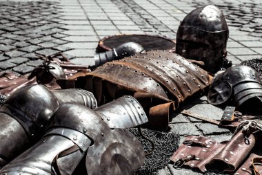 Sibiu Şehri, Romanya - 24 Ağustos 2019. Romanya 'nın Sibiu kentinden Büyük Meydan' da düzenlenen 2019 Ortaçağ Şenliği 'nde ortaçağ şövalye zırhı ve silahları ortaya çıkarıldı.