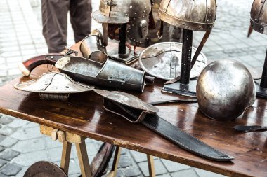 Sibiu Şehri, Romanya - 24 Ağustos 2019. Romanya 'nın Sibiu kentinden Büyük Meydan' da düzenlenen 2019 Ortaçağ Şenliği 'nde ortaçağ şövalye zırhı ve silahları ortaya çıkarıldı.