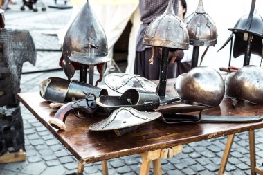 Sibiu Şehri, Romanya - 24 Ağustos 2019. Romanya 'nın Sibiu kentinden Büyük Meydan' da düzenlenen 2019 Ortaçağ Şenliği 'nde ortaçağ şövalye zırhı ve silahları ortaya çıkarıldı.