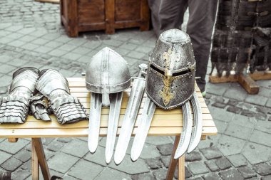 Sibiu Şehri, Romanya - 24 Ağustos 2019. Romanya 'nın Sibiu kentinden Büyük Meydan' da düzenlenen 2019 Ortaçağ Şenliği 'nde ortaçağ şövalye zırhı ve silahları ortaya çıkarıldı.