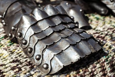 Sibiu Şehri, Romanya - 24 Ağustos 2019. Romanya 'nın Sibiu kentinden Büyük Meydan' da düzenlenen 2019 Ortaçağ Şenliği 'nde ortaçağ şövalye zırhı ve silahları ortaya çıkarıldı.