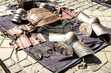 Sibiu Şehri, Romanya - 24 Ağustos 2019. Romanya 'nın Sibiu kentinden Büyük Meydan' da düzenlenen 2019 Ortaçağ Şenliği 'nde ortaçağ şövalye zırhı ve silahları ortaya çıkarıldı.