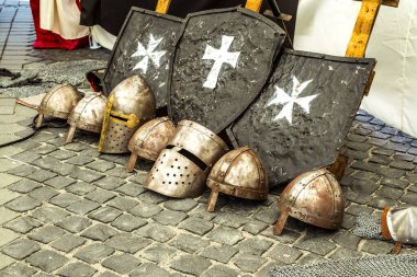 Sibiu Şehri, Romanya - 24 Ağustos 2019. Romanya 'nın Sibiu kentinden Büyük Meydan' da düzenlenen 2019 Ortaçağ Şenliği 'nde ortaçağ şövalye zırhı ve silahları ortaya çıkarıldı.