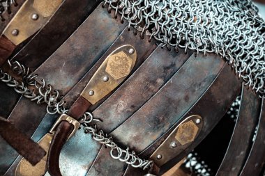 Sibiu Şehri, Romanya - 24 Ağustos 2019. Romanya 'nın Sibiu kentinden Büyük Meydan' da düzenlenen 2019 Ortaçağ Şenliği 'nde ortaçağ şövalye zırhı ve silahları ortaya çıkarıldı.