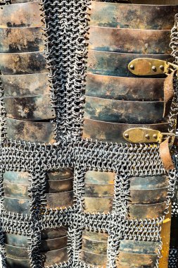 Sibiu Şehri, Romanya - 24 Ağustos 2019. Romanya 'nın Sibiu kentinden Büyük Meydan' da düzenlenen 2019 Ortaçağ Şenliği 'nde ortaçağ şövalye zırhı ve silahları ortaya çıkarıldı.