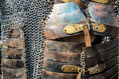 Sibiu Şehri, Romanya - 24 Ağustos 2019. Romanya 'nın Sibiu kentinden Büyük Meydan' da düzenlenen 2019 Ortaçağ Şenliği 'nde ortaçağ şövalye zırhı ve silahları ortaya çıkarıldı.