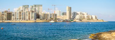 Sliema City, Malta - 15 Temmuz 2019. Malta Vallette şehrinden görülen Sliema şehrinin panoramik görüntüsü