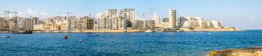 Sliema City, Malta - 15 Temmuz 2019. Malta Vallette şehrinden görülen Sliema şehrinin panoramik görüntüsü