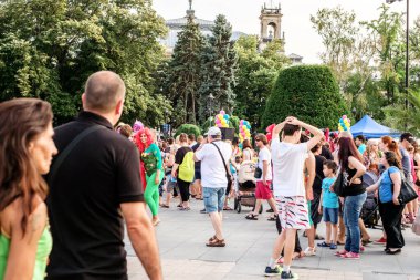 Rusçuk şehri, Bulgaristan - 24 Haziran 2017. İnsanlar yaz tatilinin tadını çıkarıyor ve sıcak bir yaz gününde İspanya 'nın ana meydanında kendilerini iyi hissediyorlar.