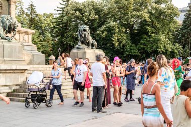 Rusçuk şehri, Bulgaristan - 24 Haziran 2017. İnsanlar yaz tatilinin tadını çıkarıyor ve sıcak bir yaz gününde İspanya 'nın ana meydanında kendilerini iyi hissediyorlar.