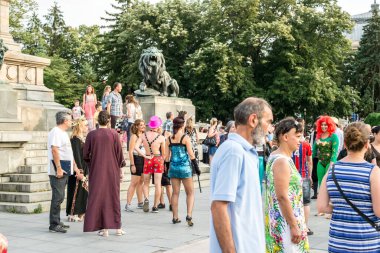 Rusçuk şehri, Bulgaristan - 24 Haziran 2017. İnsanlar yaz tatilinin tadını çıkarıyor ve sıcak bir yaz gününde İspanya 'nın ana meydanında kendilerini iyi hissediyorlar.