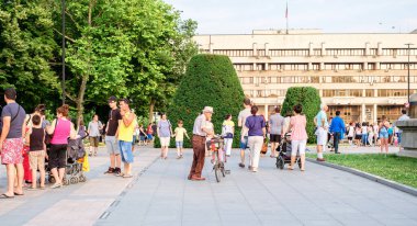 Rusçuk şehri, Bulgaristan - 24 Haziran 2017. İnsanlar yaz tatilinin tadını çıkarıyor ve sıcak bir yaz gününde İspanya 'nın ana meydanında kendilerini iyi hissediyorlar.