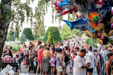 Rusçuk şehri, Bulgaristan - 24 Haziran 2017. İnsanlar yaz tatilinin tadını çıkarıyor ve sıcak bir yaz gününde İspanya 'nın ana meydanında kendilerini iyi hissediyorlar.