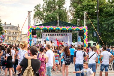 Rusçuk şehri, Bulgaristan - 24 Haziran 2017. İnsanlar yaz tatilinin tadını çıkarıyor ve sıcak bir yaz gününde İspanya 'nın ana meydanında kendilerini iyi hissediyorlar.