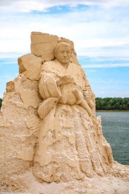 Rusçuk kenti, Bulgaristan - 06 Eylül 2015. Bulgaristan 'ın Ruse kentinde Tuna Nehri kıyısında düzenlenen Uluslararası Kum Heykel Festivali; Sinema teması