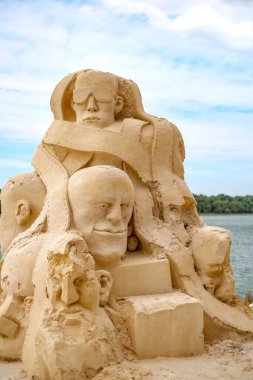 Rusçuk kenti, Bulgaristan - 06 Eylül 2015. Bulgaristan 'ın Ruse kentinde Tuna Nehri kıyısında düzenlenen Uluslararası Kum Heykel Festivali; Sinema teması