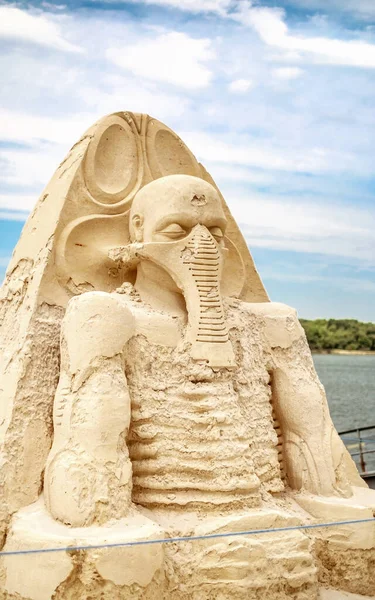 Rusçuk kenti, Bulgaristan - 06 Eylül 2015. Bulgaristan 'ın Ruse kentinde Tuna Nehri kıyısında düzenlenen Uluslararası Kum Heykel Festivali; Sinema teması