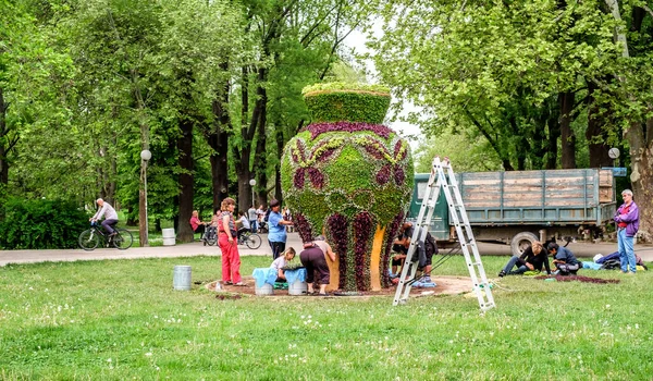 Rusçuk kenti, Bulgaristan - 29 Nisan 2017 İşçiler Bulgaristan 'ın Ruse kenti Mladezhki Park' taki çiçek vazosunun bahar onarımını yaptılar