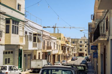 Albert City, Malta - 17 Temmuz 2019. Malta 'nın Albert şehrinde geleneksel Malta mimarisi, geleneksel balkonları ve tarihi Malta şehrinde eski binaları olan cadde.