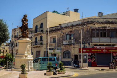 Albert City, Malta - 17 Temmuz 2019. Malta 'nın Albert şehrinde geleneksel Malta mimarisi, geleneksel balkonları ve tarihi Malta şehrinde eski binaları olan cadde.