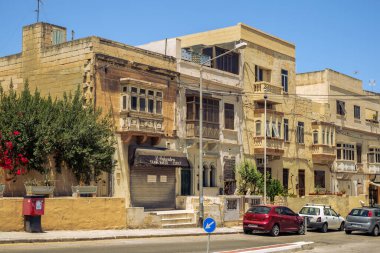 Albert City, Malta - 17 Temmuz 2019. Malta 'nın Albert şehrinde geleneksel Malta mimarisi, geleneksel balkonları ve tarihi Malta şehrinde eski binaları olan cadde.