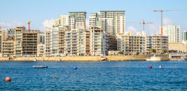 Sliema City, Malta - 15 Temmuz 2019. Vallette City, Malta 'dan Sliema şehri manzaralı.